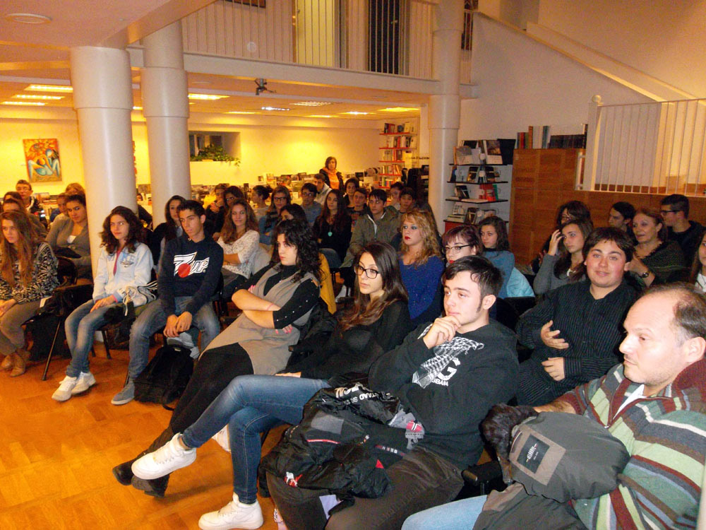 La platea di studenti alla Libreria Rinascita