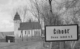 Číhošt’ nel 1950. Sullo sfondo la chiesa (foto archivio M. Doležal).